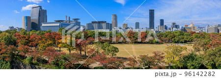 2022年10月30日 大阪城数寄屋前櫓跡から西の丸庭園の紅葉パノラマ 96142282