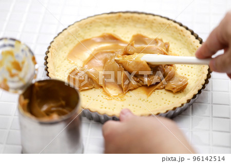 バノフィーパイ・レシピ　焼いたパイ生地にトフィーを塗る 96142514