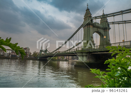 Hammersmith Bridge over the river Thames in London, England Hammersmith Bridge over the river Thames in London, England 96143261