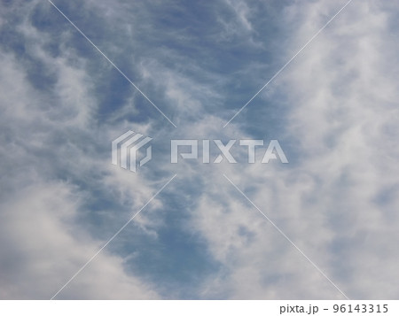 青空に白い雲 96143315