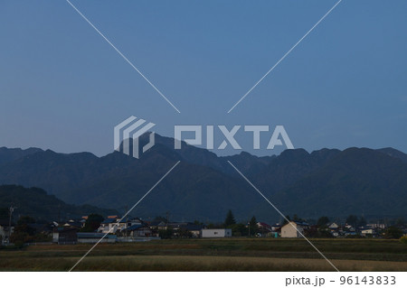 北杜市白州町、夜明け前の青い山並みと静かな街並み 北杜市白州町、夜明け前の青い山並みと静かな街並み 96143833
