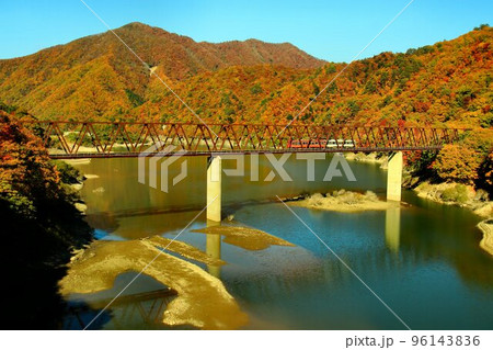 車窓から眺める紅葉と五十里湖… 鉄道旅で錦秋の南会津へ　会津鉄道・快速列車 96143836