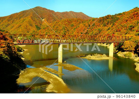 車窓から眺める紅葉と五十里湖… 鉄道旅で錦秋の南会津へ 会津鉄道・快速列車 車窓から眺める紅葉と五十里湖… 鉄道旅で錦秋の南会津へ 会津鉄道・快速列車 96143840