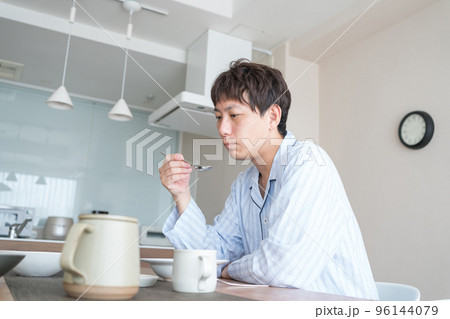 パジャマで朝食 パジャマで朝食 96144079