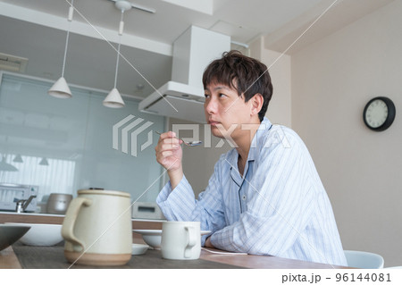 パジャマで朝食 96144081