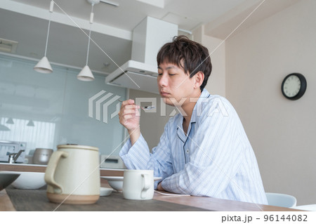 パジャマで朝食 96144082