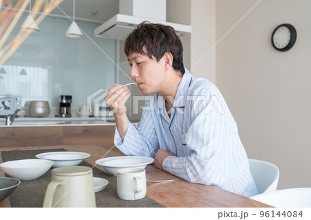 パジャマで朝食 96144084