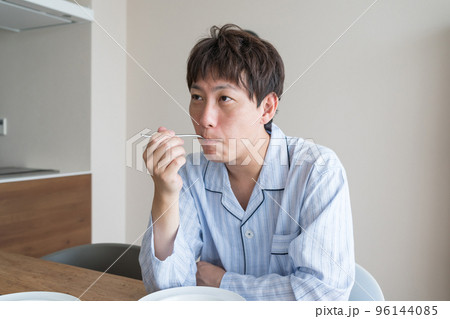 パジャマで朝食 96144085