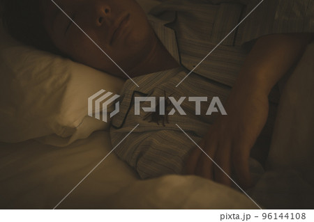 パジャマの男性 パジャマの男性 96144108