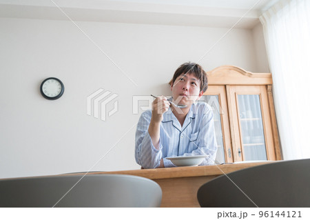 パジャマで朝食 96144121