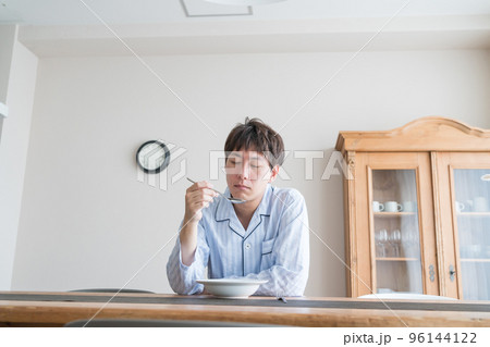 パジャマで朝食 96144122