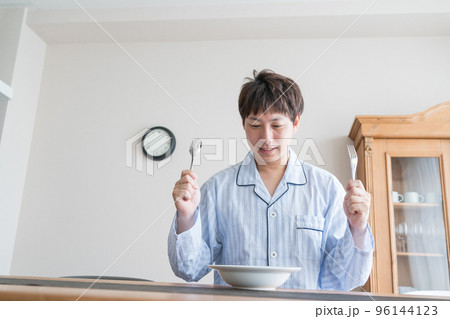 パジャマで朝食 96144123