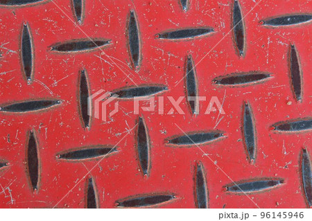 削れて錆びた赤色のメタル背景 96145946