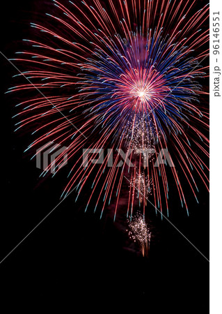 夜空に上がる美しい打ち上げ花火 96146551