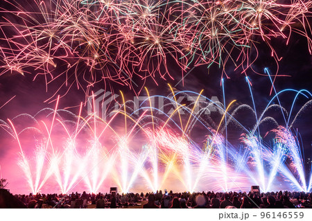 夜空に上がる美しい打ち上げ花火 夜空に上がる美しい打ち上げ花火 96146559