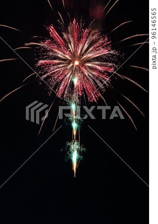 夜空に上がる美しい打ち上げ花火 夜空に上がる美しい打ち上げ花火 96146565