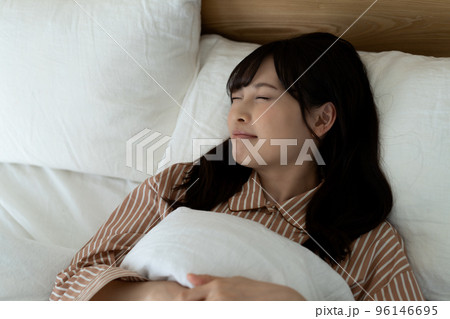 寝苦しい若い女性 寝苦しい若い女性 96146695