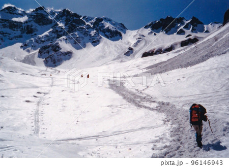 早春の北アルプス　雪の涸沢　穂高連峰の絶景 96146943