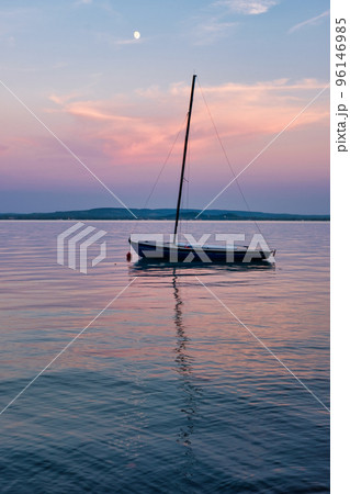 Under the moon - Revfulop 96146985