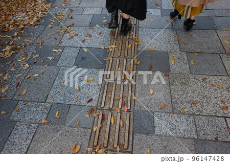 秋の街と点字ブロックと歩道 秋の街と点字ブロックと歩道 96147428