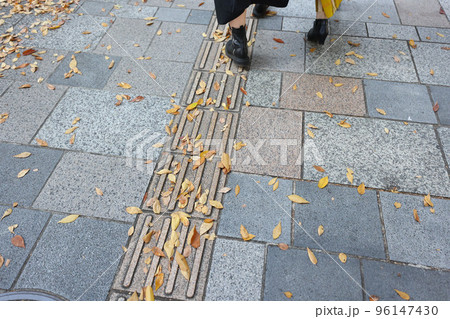 秋の街と点字ブロックと歩道 秋の街と点字ブロックと歩道 96147430