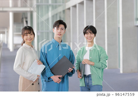デバイスを抱えた若い3人のクリエイター_1 96147559