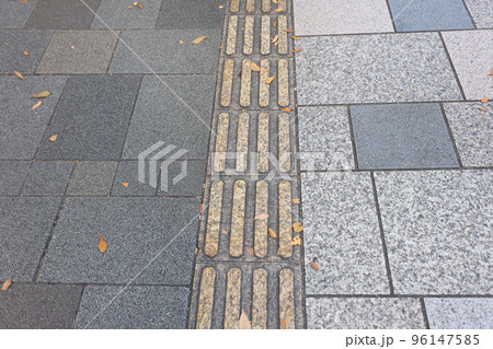 秋の街と点字ブロックと歩道 96147585