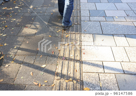 秋の街と点字ブロックと歩道 96147586