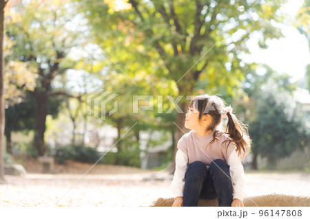 秋の公園で遊ぶ子ども 96147808