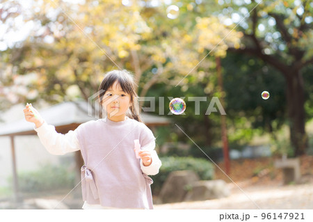 秋の公園で遊ぶ子ども 秋の公園で遊ぶ子ども 96147921