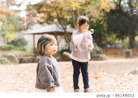 秋の公園で遊ぶ子どもたち 96148052