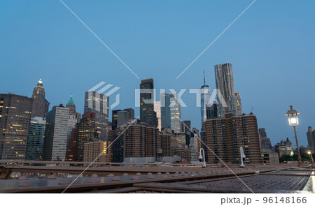 Evening panorama of New York skyscrapers, view from the Brooklyn Bridge 96148166