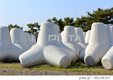 規則正しく並んだコンクリートブロック 96148207