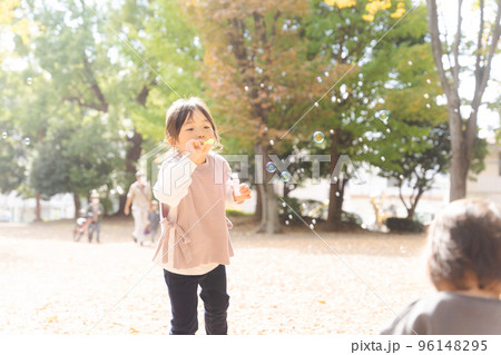 秋の公園で遊ぶ子どもたち 秋の公園で遊ぶ子どもたち 96148295