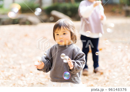 秋の公園で遊ぶ子どもたち 96148376