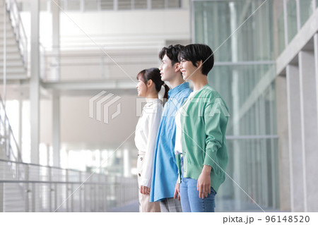 若い3人のクリエイターのポートレート_2 若い3人のクリエイターのポートレート_2 96148520