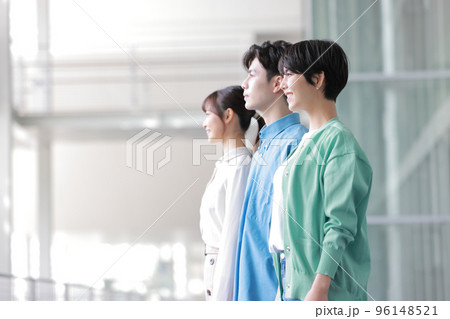 女性クリエイターと仲間たちの横顔_1 女性クリエイターと仲間たちの横顔_1 96148521