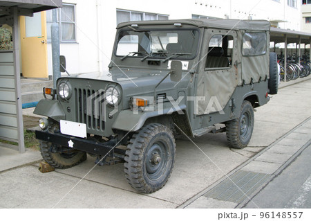 駐車中の陸上自衛隊小型トラック 駐車中の陸上自衛隊小型トラック 96148557