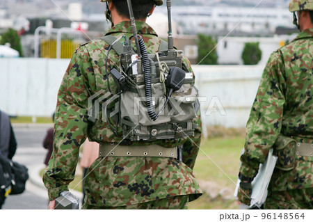 無線機を背負う陸上自衛隊員の写真素材 [96148564] - PIXTA