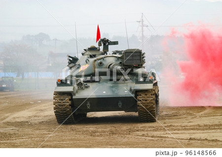 突撃する陸上自衛隊の74式戦車 96148566