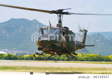 離陸する陸上自衛隊のヘリコプター 離陸する陸上自衛隊のヘリコプター 96148567
