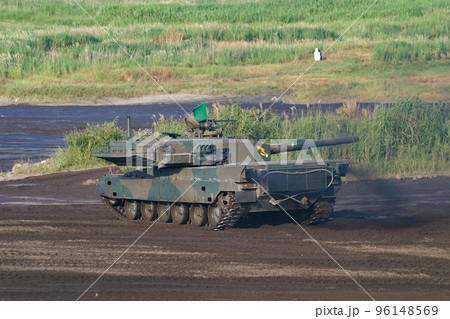 照準しながら方向転換する陸上自衛隊の90式戦車 96148569