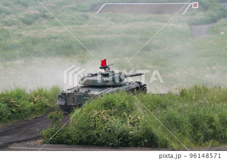 砲撃する陸上自衛隊の74式戦車 砲撃する陸上自衛隊の74式戦車 96148571