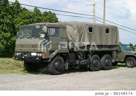 駐車する陸上自衛隊の大型トラック 駐車する陸上自衛隊の大型トラック 96148574