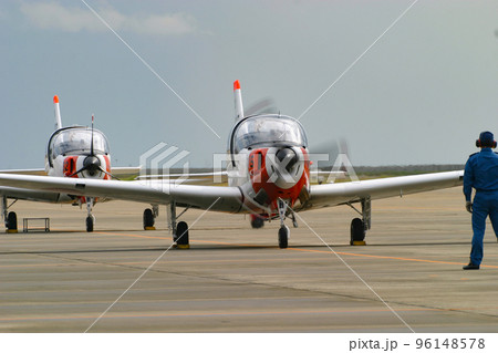 離陸準備中の海上自衛隊練習機 離陸準備中の海上自衛隊練習機 96148578
