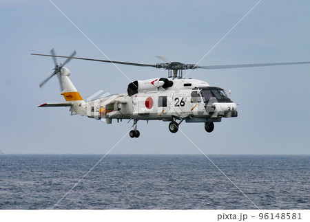 洋上を飛行する海上自衛隊の哨戒ヘリコプター 96148581