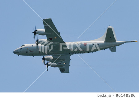飛行する海上自衛隊の哨戒機 96148586
