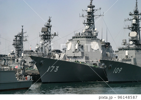 停泊中の海上自衛隊護衛艦 停泊中の海上自衛隊護衛艦 96148587