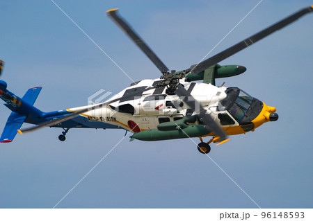 飛行する航空自衛隊の救難ヘリコプターUH-60J 96148593