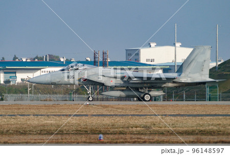 離陸ポイントへ向かう航空自衛隊の戦闘機F-15J 96148597
